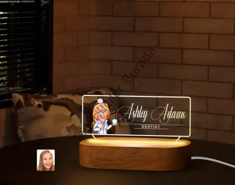 BK Gift Kişiye Özel İsimli Kadın Diş Hekimi Karikatürlü Led Işıklı Akrilik Masa İsimliği-1, Ofis Dekoru, Mesleki Hediye, Ofis Hediyeleri