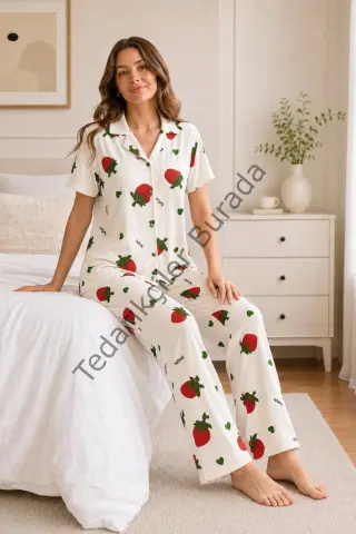 Ekru Çilek Desenli Kısa Kollu Gömlek Yaka Milan Kumaş Kadın Pijama Takımı