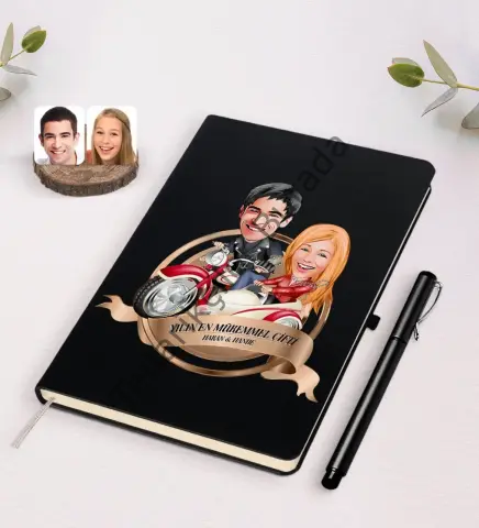 Kişiye Özel Yılın En Mükemmel Çifti Karikatürlü Siyah Defter ve Kalem Hediye Seti-12
