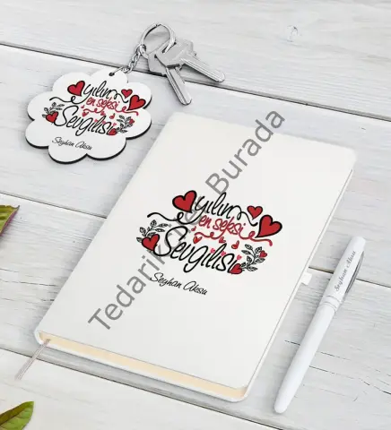 Kişiye Özel Yılın En Seksi Sevgilisi Beyaz Defter Kalem ve Anahtarlık Hediye Seti