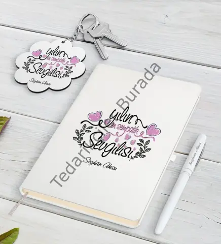 Kişiye Özel Yılın En Sempatik Sevgilisi Beyaz Defter Kalem ve Anahtarlık Hediye Seti