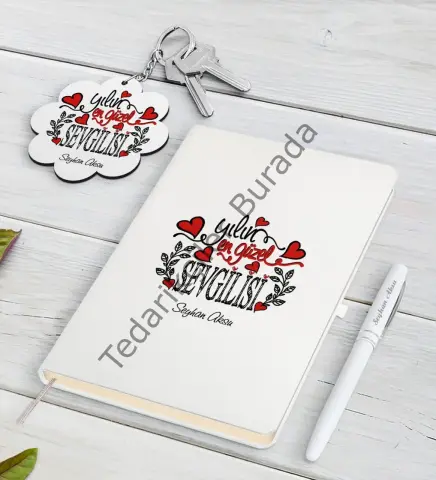 Kişiye Özel Yılın En Güzel Sevgilisi Beyaz Defter Kalem ve Anahtarlık Hediye Seti
