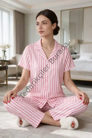 Kadın Pembe Beyaz Çizgili Kısa Kollu Düğmeli Milan Kumaş Pijama Takımı