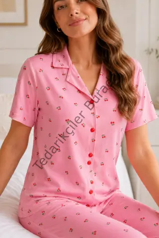 Pembe Kiraz Desenli Kısa Kollu Gömlek Yaka Milan Kumaş Kadın Pijama Takımı