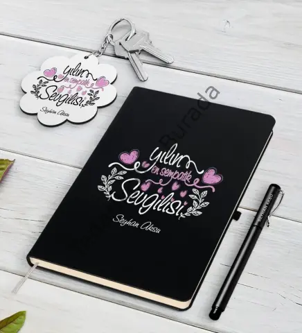 Kişiye Özel Yılın En Sempatik Sevgilisi Siyah Defter Kalem ve Anahtarlık Hediye Seti