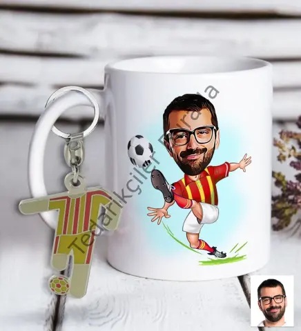 Kişiye Özel Sarı-Kırmızı Futbolcu Karikatür ve Formalı Metal Anahtarlık Hediye Seti