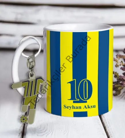 Kişiye Özel Sarı-Lacivert Tasarımlı Kupa Bardak ve Formalı Metal Anahtarlık Hediye Seti Model 2